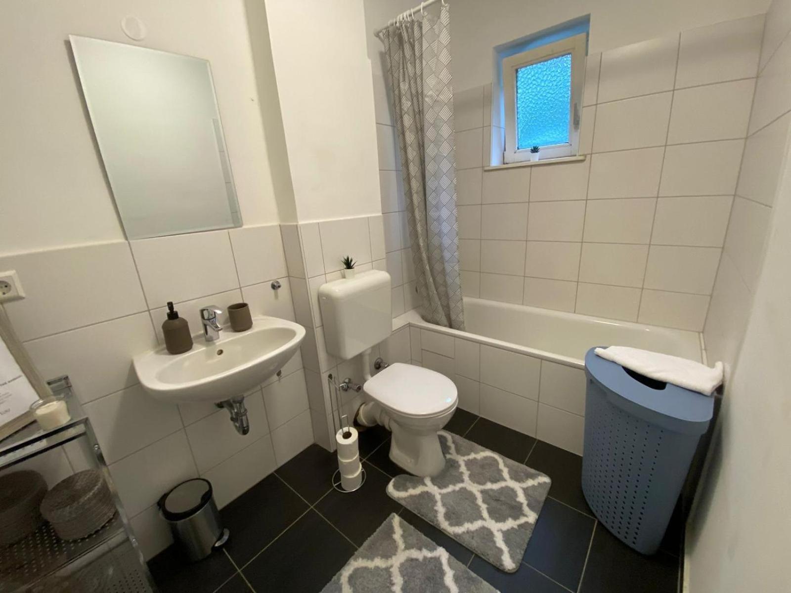 Zentrale 3-Zimmer Wohnung Mit Balkon - Perfekt Fuer Monteure Und Familien Neumünster Exterior foto