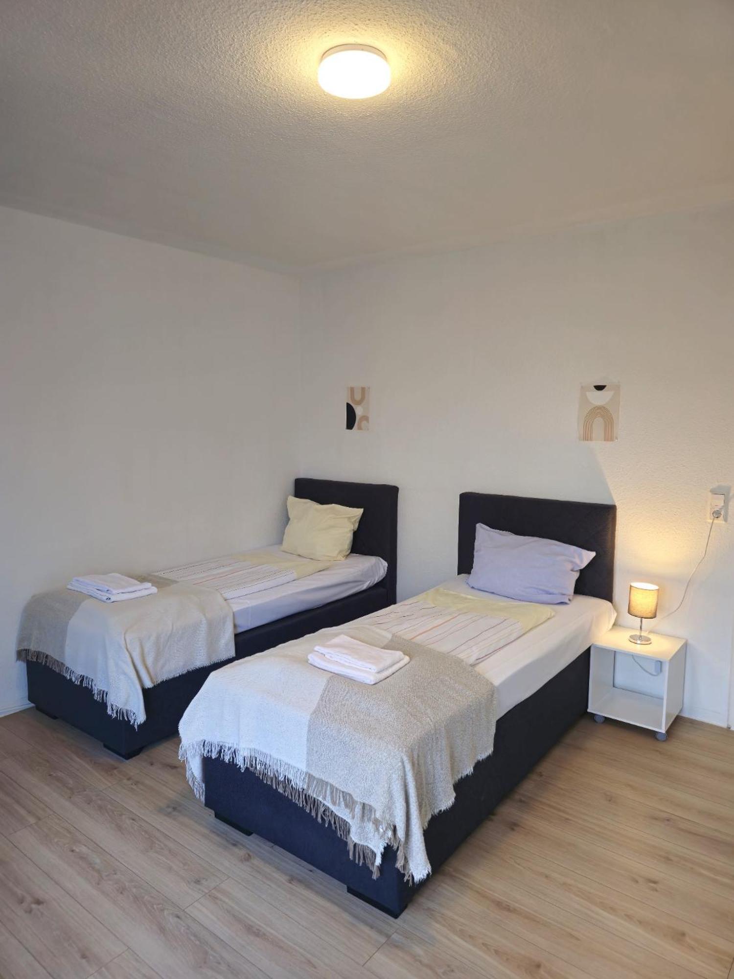 Zentrale 3-Zimmer Wohnung Mit Balkon - Perfekt Fuer Monteure Und Familien Neumünster Exterior foto